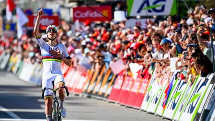 Tadej Pogacar signe sa quatrième victoire sur Liège-Bastogne-Liège, le Français Paul Seixas impressionnant deuxième