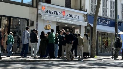 « Avec 7 euros, vous mangez pour deux ! » : plébiscitée par certains, critiquée par d&rsquo;autres… On vous explique la polémique autour de Master Poulet