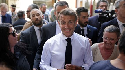 Emmanuel Macron fustige les « mabouls » favorables à une rupture avec l&rsquo;Algérie