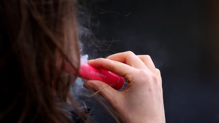 « Je regrette d&rsquo;être tombée dedans » : ces lycéennes racontent comment elles sont devenues « scotchées » à la cigarette électronique