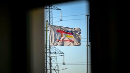 Des « profits de guerre » jugés « indécents » : la hausse du bénéfice trimestriel de TotalEnergies sous les critiques des ONG et de la gauche