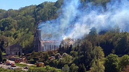 « Il n&rsquo;y a plus de toiture, plus de clocher » : en Moselle, l&rsquo;église de Montenach ravagée par un incendie