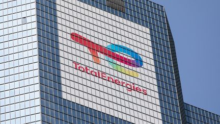 Taxation des « superprofits » de TotalEnergies : ce que réclament les partis politiques après la publication des bénéfices du groupe pétrolier