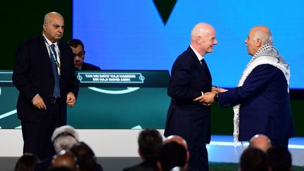 « Comment aurais-je pu prendre une photo avec une telle personne ? » : le président de la fédération palestinienne de football refuse de saluer son homologue israélien