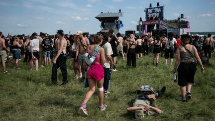 « C&rsquo;est pour nous dissuader de faire la fête » : des participants à une rave-party occupent un terrain militaire dans le Cher, malgré l&rsquo;alerte des autorités