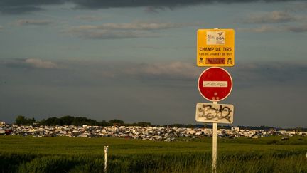 « Même les habitants n&rsquo;ont pas le droit d&rsquo;y aller » : élus et résidents dénoncent « le danger réel » de la free party organisée sur une zone militaire du Cher
