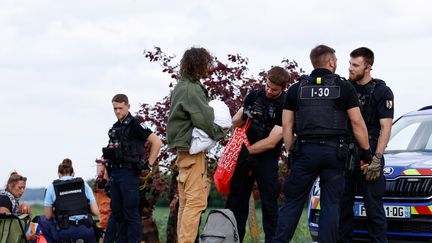 Free party dans le Cher : des participants verbalisés pour « participation à une manifestation interdite » à la sortie du Teknival