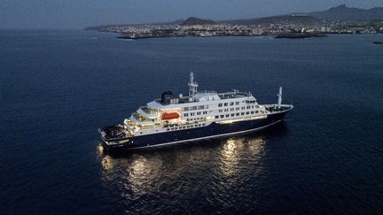 Trois malades évacués, passagers confinés, un nouveau cas d&rsquo;hantavirus identifié… Quelle est la situation à bord du navire de croisière toujours bloqué au Cap-Vert ?