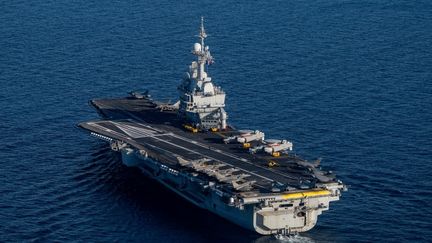 Le porte-avions français « Charles-de-Gaulle » passe le canal de Suez et se dirige vers la région du Golfe