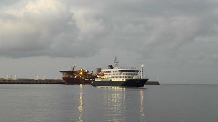 Hantavirus : le MV Hondius est arrivé au port de Granadilla aux Canaries, l&rsquo;évacuation des passagers va commencer après un examen médical à bord