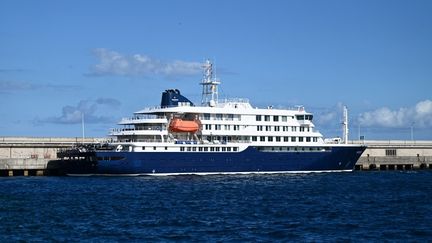 Hantavirus : après l&rsquo;évacuation des ses derniers passagers, le « MV Hondius » a quitté l&rsquo;île de Tenerife