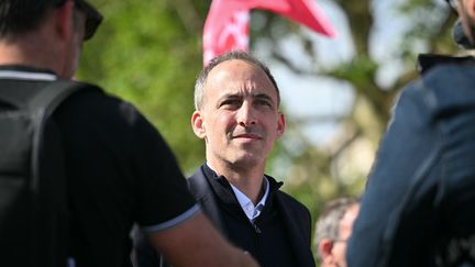 Conquérir les « libéraux » et éviter les « banlieues »… Une note interne révèle l&rsquo;électorat à cibler pour Raphaël Glucksmann en vue de la présidentielle