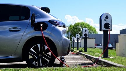 Batterie, garantie, pneus… Quels sont les points à surveiller avant d’acheter une voiture électrique d’occasion ?