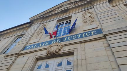 L&rsquo;ancien directeur du sport scolaire de Haute-Saône en garde à vue, piégé en ligne par un « chasseur » de pédocriminels
