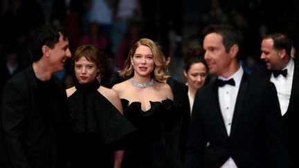 Léa Seydoux sous les projecteurs de Cannes, John Travolta acclamé par la foule, Laetitia Casta et Vincent Macaigne sur un pas de deux
