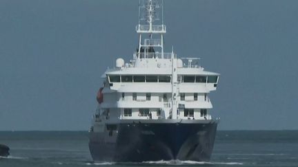 Hantavirus sur le « MV Hondius » : le navire de croisière arrive à Rotterdam pour être désinfecté, 27 membres d&rsquo;équipage débutent une quarantaine