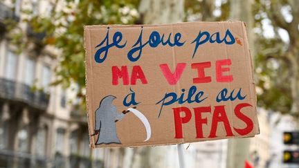 Pollution aux PFAS : des associations et des riverains saisissent le tribunal administratif pour faire reconnaître la responsabilité de l&rsquo;Etat