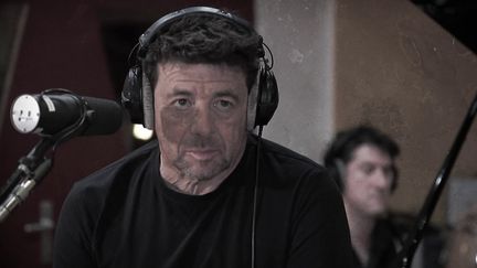 « Patrick Bruel, un chanteur dans la tourmente » : regardez le documentaire de franceinfo consacré aux accusations de violences sexuelles qui visent l’artiste