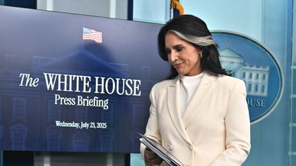 La cheffe du renseignement américain, Tulsi Gabbard, démissionne pour prendre soin de son mari atteint d&rsquo;un cancer