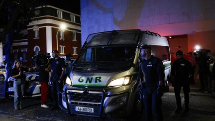 Sexologue spécialisée « en traumatisme », ex-gendarme aux propos complotistes… Ce que l&rsquo;on sait de la mère des enfants abandonnés au Portugal et de son compagnon