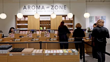 « C&rsquo;était un peu Koh-Lanta » : chez Aroma-Zone, poids-lourd de la beauté et du bien-être en France, d&rsquo;anciennes intérimaires dénoncent « la précarité organisée »