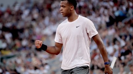 Roland-Garros 2026 : sensation sur le Central, Giovanni Mpetshi Perricard prend le premier set contre Novak Djokovic… Suivez la première night session
