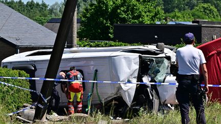Quatre morts, un choc « excessivement violent »… Ce que l’on sait de la collision entre un minibus scolaire et un train en Belgique