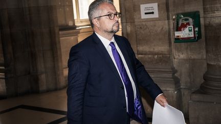 Au procès en appel de Nicolas Sarkozy, l&rsquo;avocat de Claude Guéant fustige « la volte-face stratégique » et « la cruauté » de l&rsquo;ex-président de la République