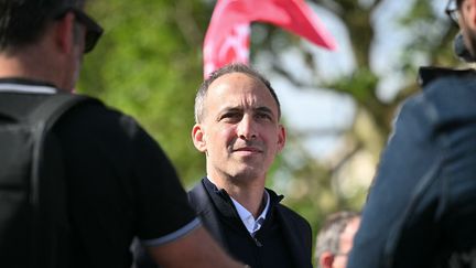 « Il n&rsquo;a pas peur » : pourquoi Raphaël Glucksmann repousse à la fin de l&rsquo;été une éventuelle candidature à la présidentielle de 2027
