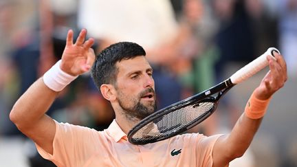 Roland Garros 2026 : Novak Djokovic lâche encore un set avant d’éliminer le Français Valentin Royer
