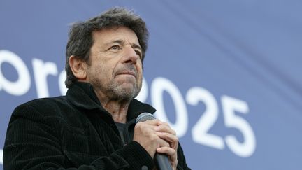 Des militantes féministes interrompent la représentation de la pièce dans laquelle joue Patrick Bruel, accusé de violences sexuelles par plusieurs femmes