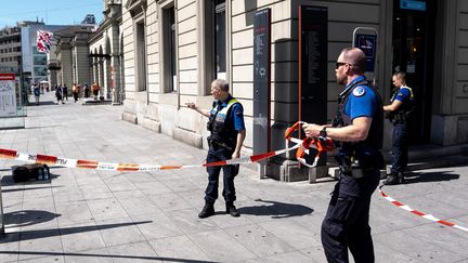 Un homme blesse trois personnes à l’arme blanche dans une gare en Suisse, les autorités évoquent un « acte terroriste »