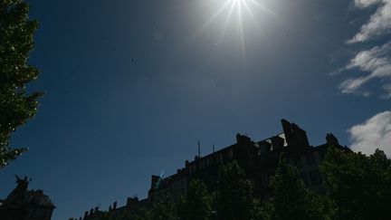 Canicule : la France se prépare-t-elle suffisamment face aux vagues de chaleur de plus en plus fréquentes et intenses ?