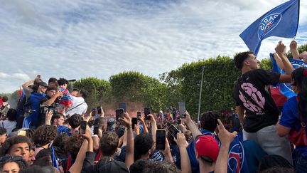« Pacho m&rsquo;a touché la main, je te jure ! » : au cœur de la parade du PSG, après sa nouvelle victoire en Ligue des champions