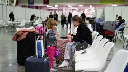 Entrées sur le territoire en baisse, solde migratoire historiquement haut… Quatre graphiques pour comprendre les chiffres de l&rsquo;Insee sur l&rsquo;immigration en France