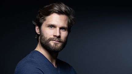 Le metteur en scène Alexis Michalik dénonce la déprogrammation de sa pièce « Passeport » par la municipalité RN de Castres