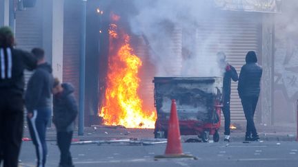 A Belfast, des manifestants incendient plusieurs habitations et bloquent des axes routiers après une attaque au couteau