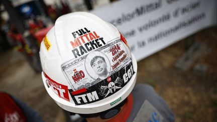 ArcelorMittal : une centaine de manifestants à Paris pour soutenir la proposition de loi visant à nationaliser le sidérurgiste