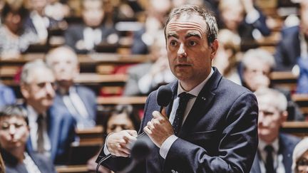 Prix des carburants : les aides seront versées « comme convenu » après l&rsquo;accord entre l&rsquo;Iran et les Etats-Unis, promet Sébastien Lecornu