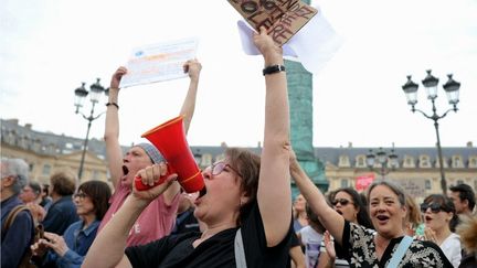 Après la mort de Lyhanna, plus d&rsquo;un millier de personnes manifestent à Paris et devant plusieurs tribunaux pour une « loi intégrale » contre les violences sexuelles