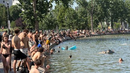« On se croirait en Arizona » : face à la canicule à Paris, touristes et habitants à la recherche de fraîcheur, des musées aux eaux du canal Saint-Martin