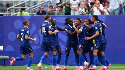 L’équipe de France s’impose facilement contre l’Irak entre les orages, et se qualifie pour les seizièmes de finale de la Coupe du monde 2026