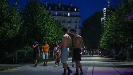 « On vient avec son matelas gonflable » : dormir, pique-niquer, flâner… Ce qui est autorisé (ou pas) dans les parcs ouverts toute la nuit pendant la canicule