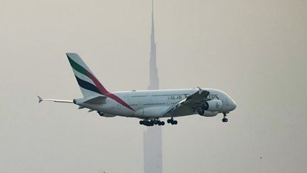 Airbus annonce que 16 avions A380 nécessitent des inspections, dont cinq immédiatement, après la découverte de fissures dans la structure des ailes d&rsquo;un appareil