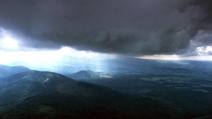« On est passé de 26,9°C à 34,6°C en quelques minutes » : en quoi consiste le « heat burst », ce phénomène météo extrême favorisé par la canicule ?