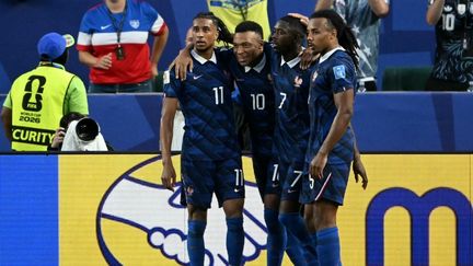 « On a une attaque de feu, mais les Suédois aussi », prévient Bixente Lizarazu, avant le seizième de la France en Coupe du monde de football