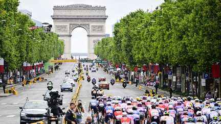 Pour l&rsquo;arrivée à Paris, la dernière étape du Tour de France raccourcie afin de redéployer des services de secours dans la lutte contre les incendies