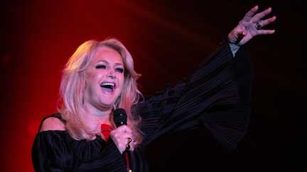 Mort de Bonnie Tyler : on vous raconte la petite histoire derrière l’énorme tube « It’s a Heartache » de la chanteuse