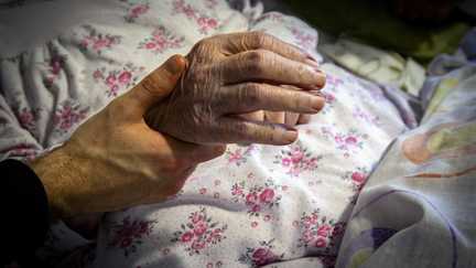Aide à mourir : au moins 158 Français ont eu recours à l’euthanasie ou au suicide assisté en Belgique et en Suisse en 2025