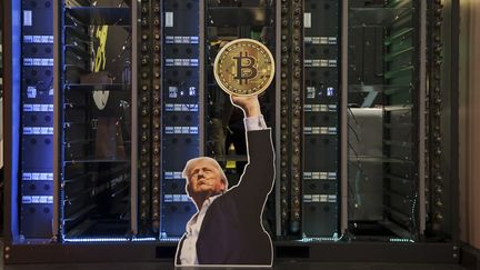 « Il n’y a que son intérêt qui occupe sa pensée » : comment Donald Trump a presque triplé sa fortune grâce aux cryptomonnaies